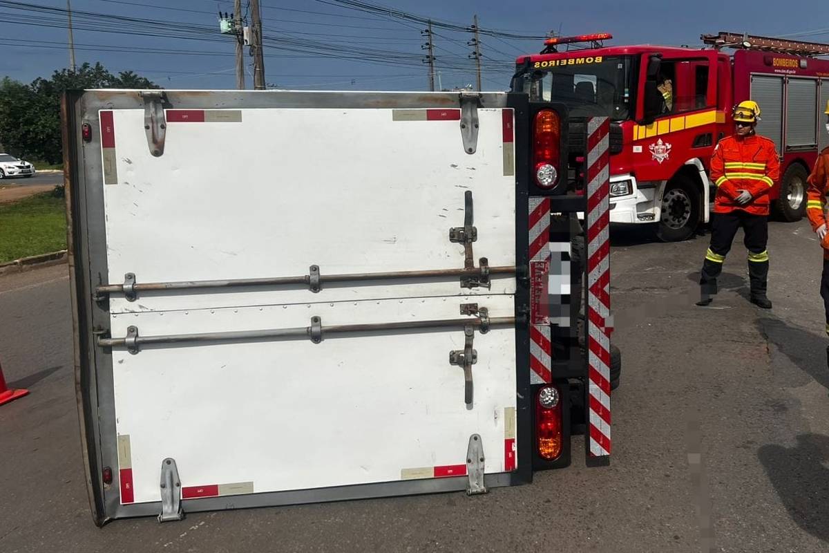 Caminhão baú tomba na marginal da EPTG; mapa mostra trânsito na região. Veja vídeo