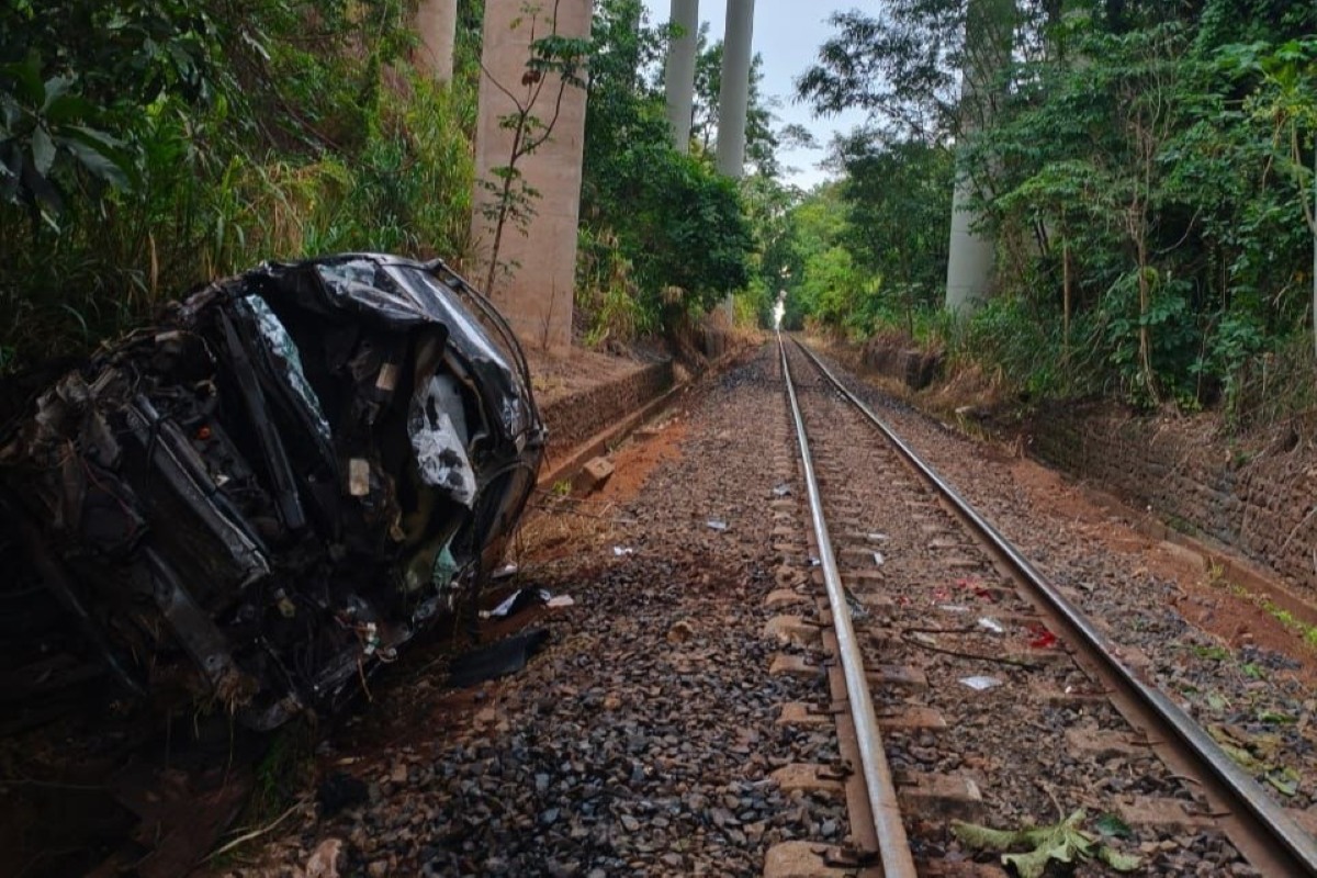 Pneu estoura, carro cai de altura de 30 metros e motorista sobrevive