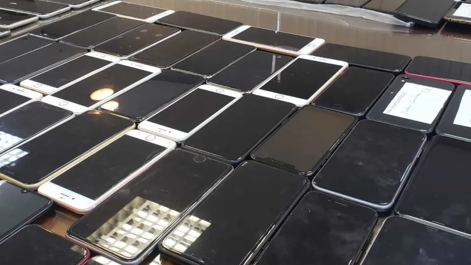 Grávida é flagrada com dezenas de celulares e acaba presa na virada do ano