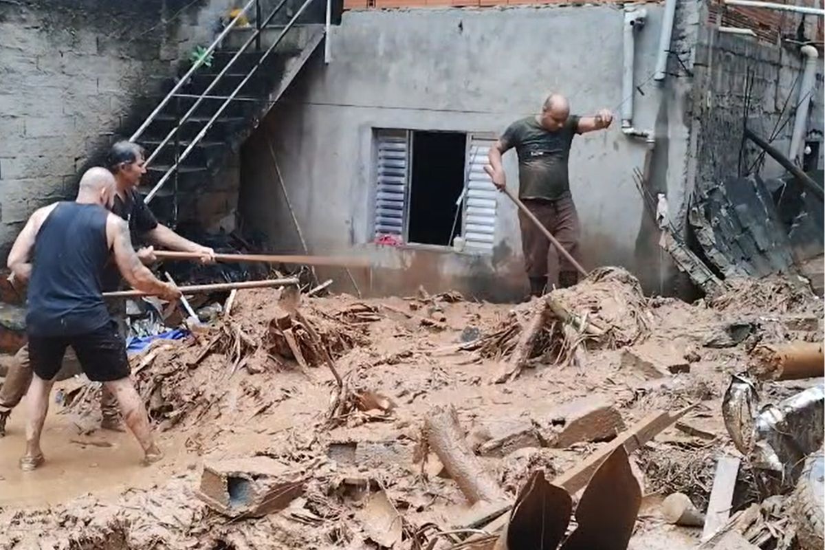 Temporal em SP: muro desaba e casa é parcialmente interditada