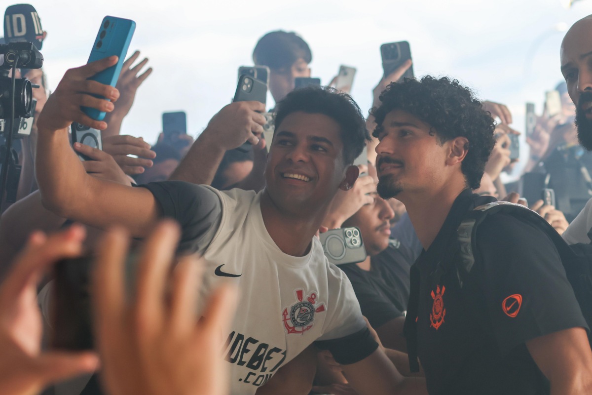 Corinthians desembarca no DF para a Supercopa com festa da torcida. Veja vídeo