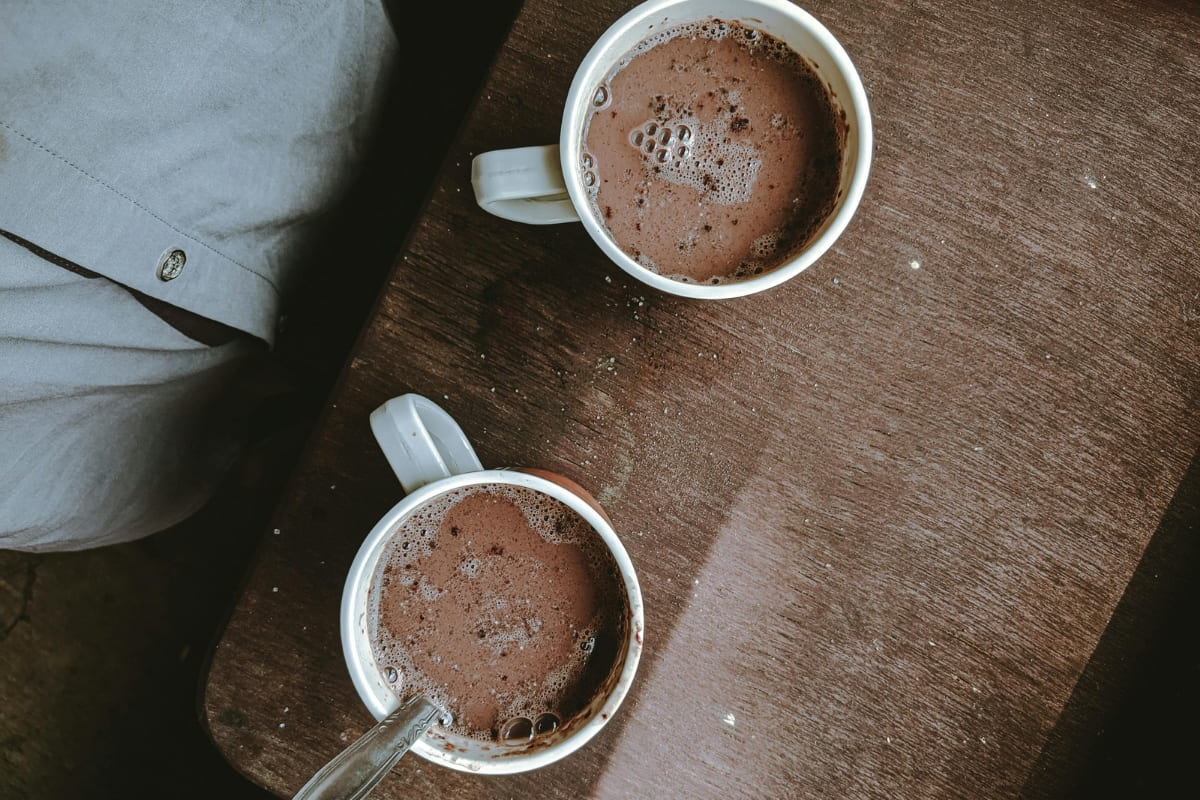 Chocolate quente cremoso aquece dias frios e momentos especiais