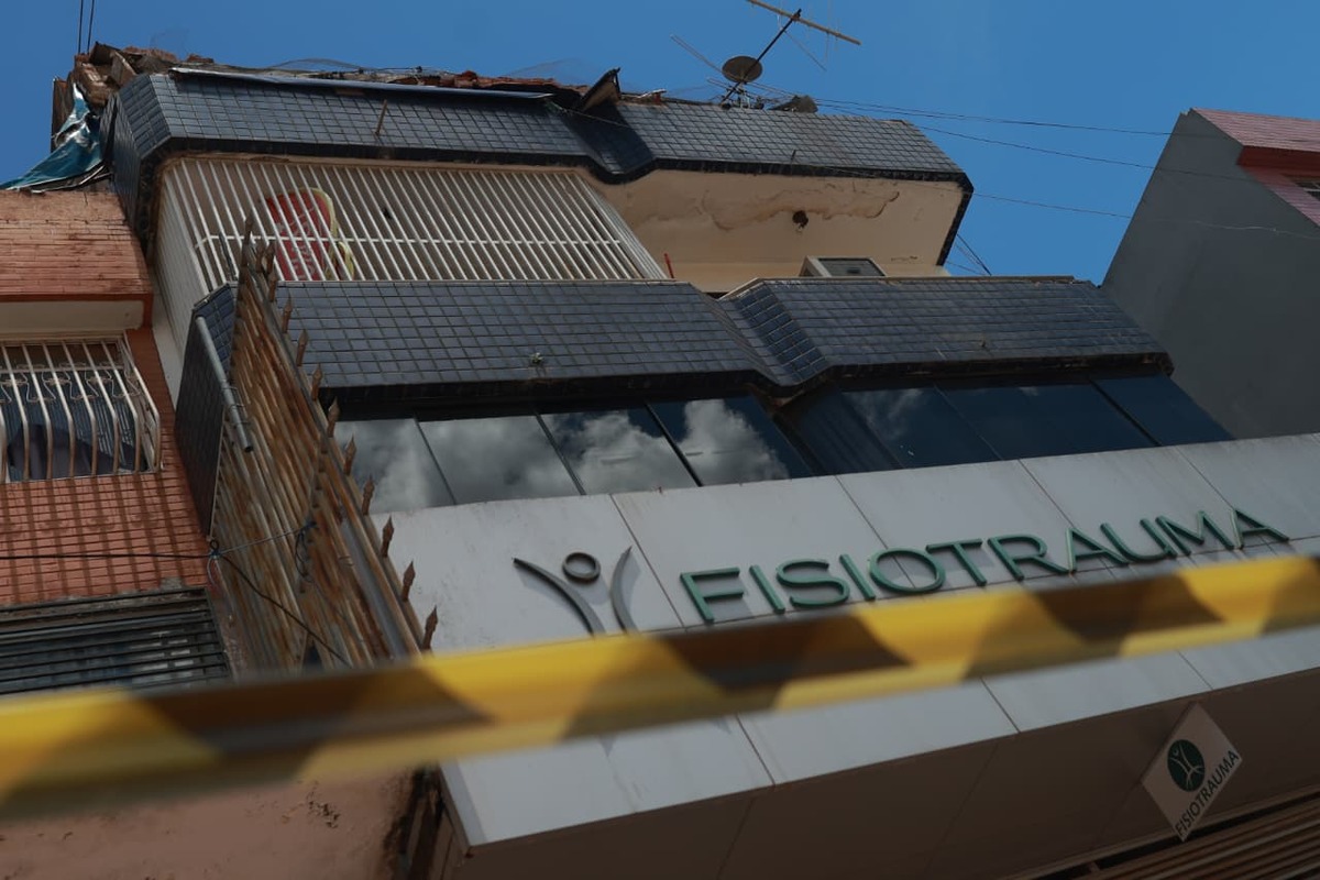 "Chão tremeu", conta moradora de prédio interditado após desabamento