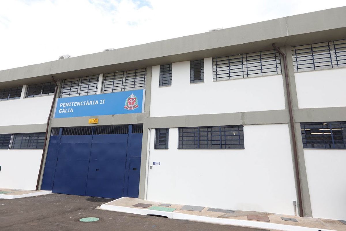 Preso usa removedor de esmalte para tocar fogo em trans na cadeia