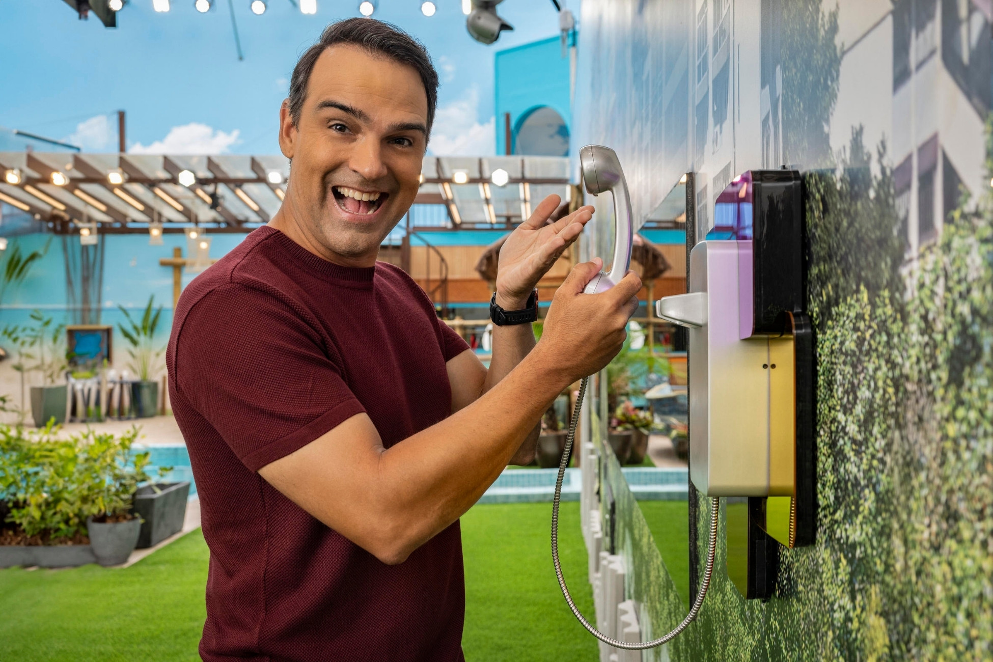 Vai flopar ou bombar? O que astros revelam para Tadeu Schmidt, do BBB