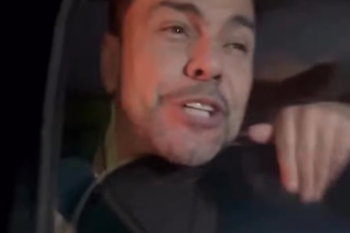 Vídeo: Zezé Di Camargo prende a cabeça em vidro ao falar com fãs