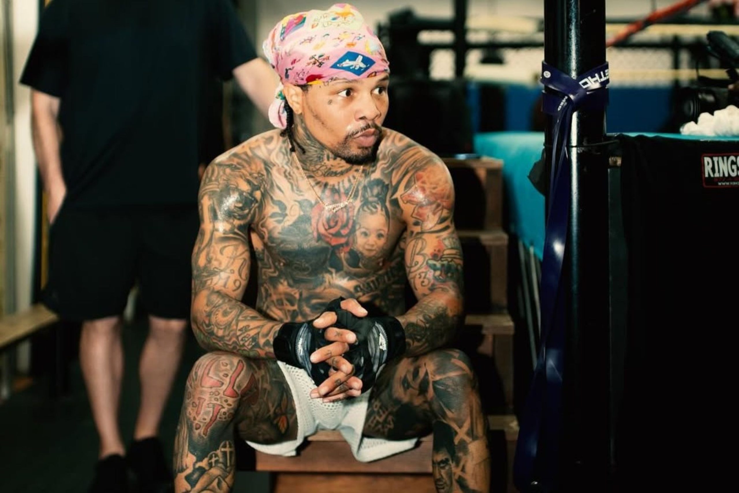 Campeão mundial de boxe tem mandado de prisão por violência doméstica