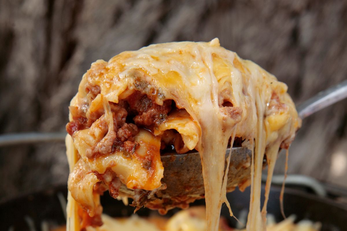 Lasanha de estrogonofe de frango cremosa para o almoço em família