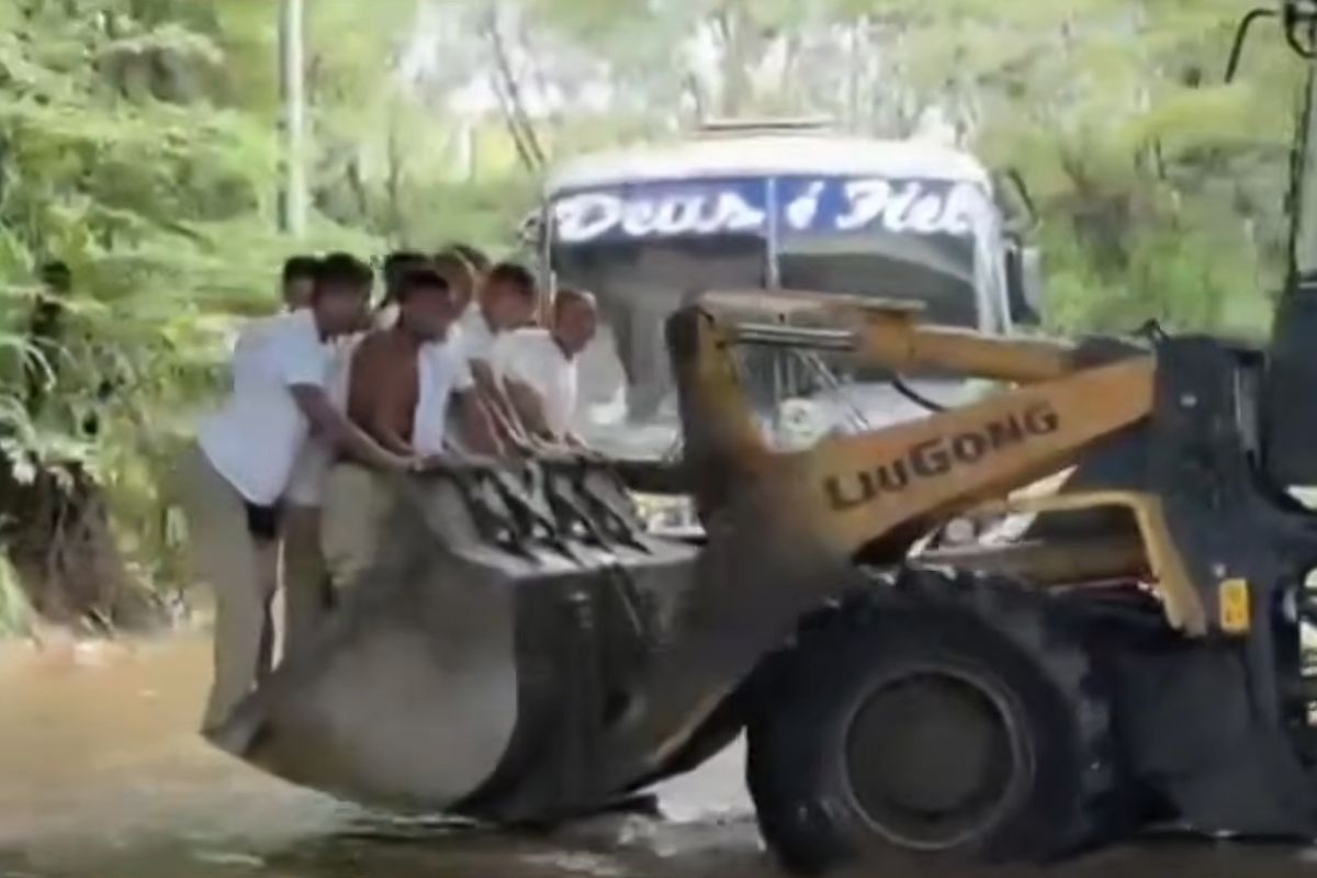 Ilhados: detentos presos em alagamento são resgatados por trator