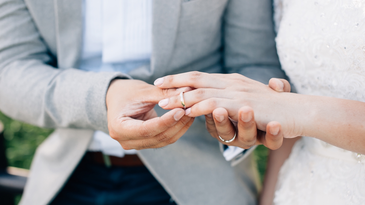 Homem foi padrinho no casamento da amiga e acabou virando o marido