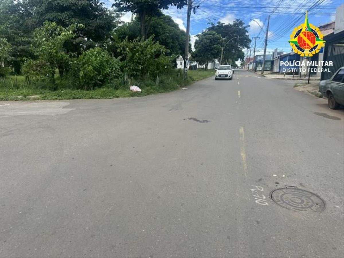 Motorista sem CNH bate em moto com documento vencido e foge