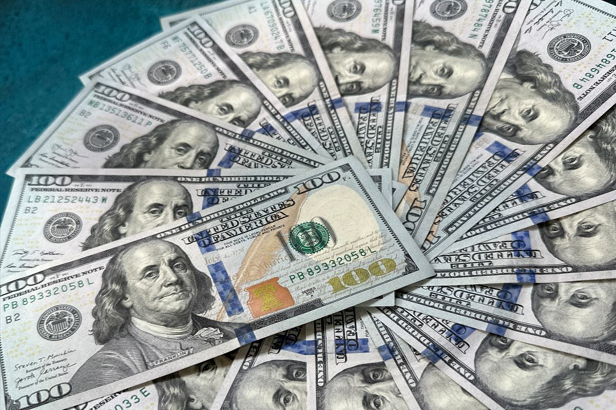 Dólar sobe com ofensiva de Trump sobre Groenlândia. Bolsa bate recorde