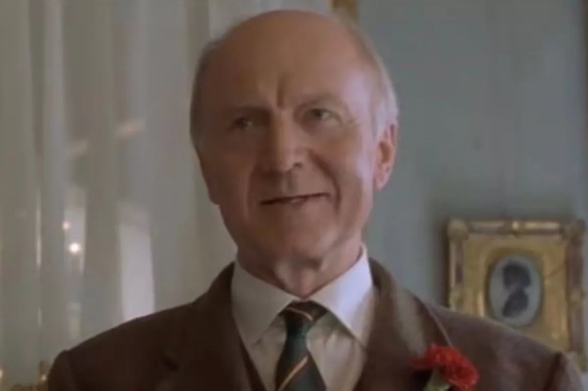 Morre Donald Douglas, ator da franquia Bridget Jones, aos 92 anos