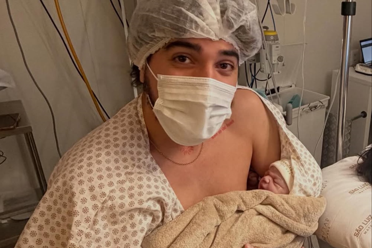 Nattanzinho serve de "cama" para Zuza e baba: "Como não se apaixona?". Assista ao vídeo