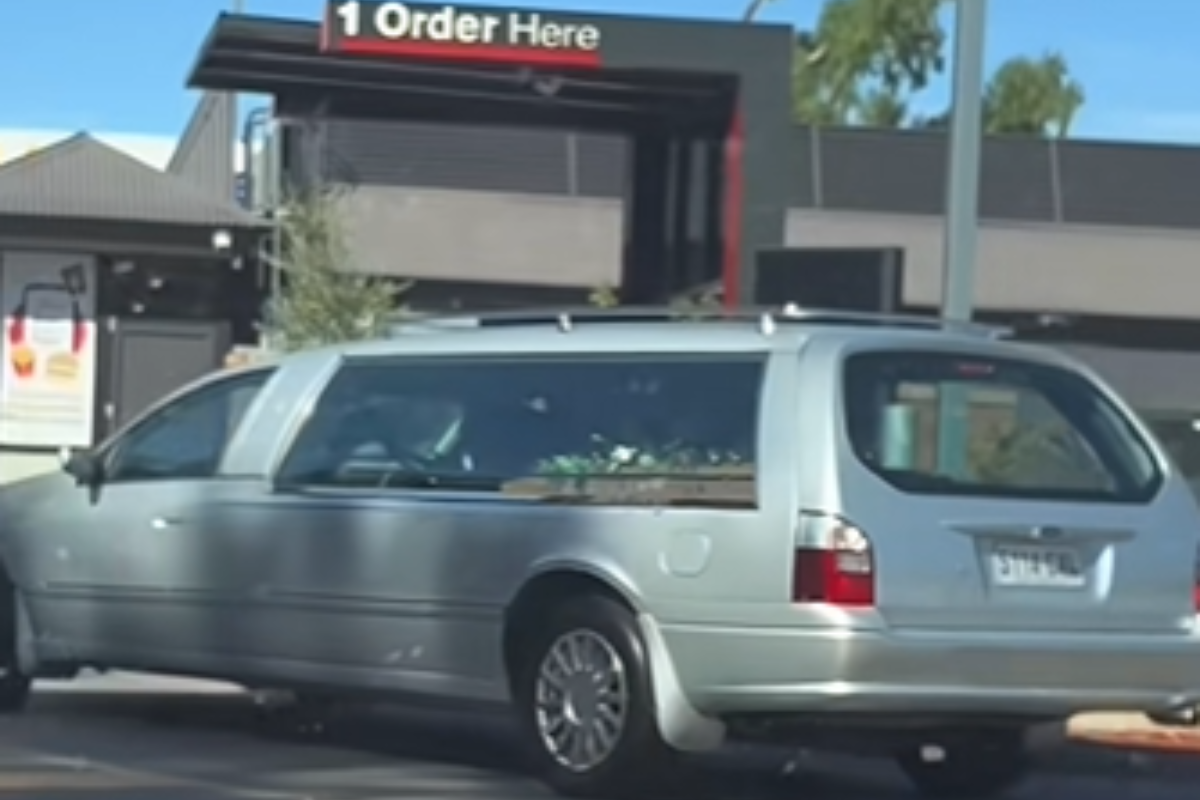 Vídeo: carro funerário é visto em drive-thru de lanchonete e viraliza