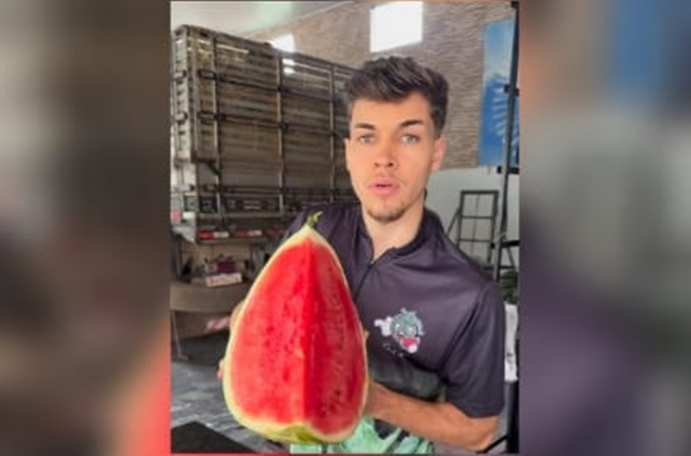 "Galã da melancia" viraliza na web ao mostrar fruta e ganhar elogios