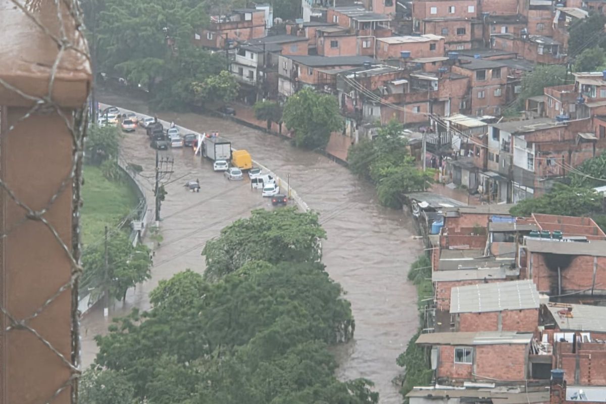 SP: chuva deixa alagamentos, carros arrastados e pessoas desaparecidas