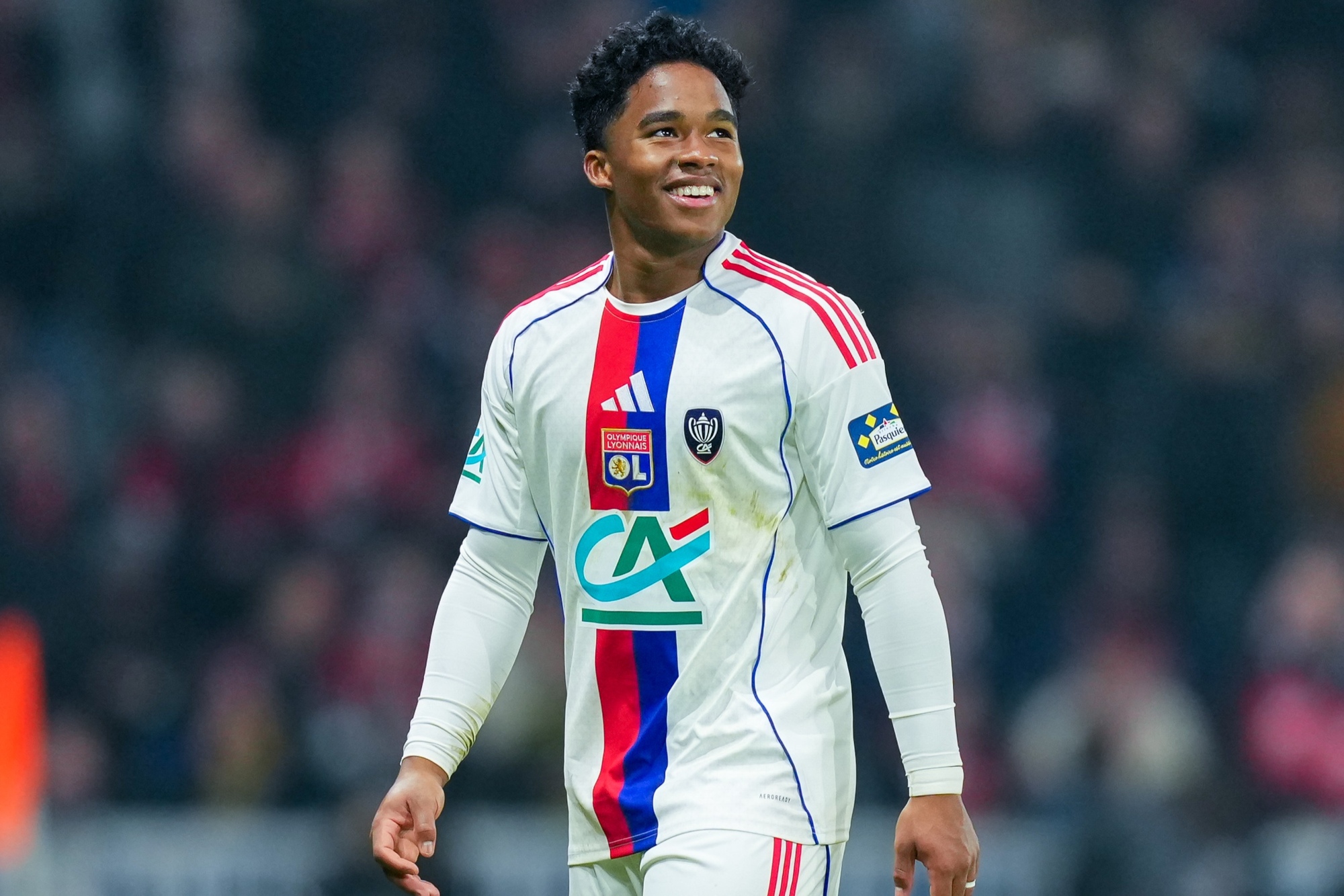 Técnico do Lyon rasga elogios a Endrick, mas freia empolgação