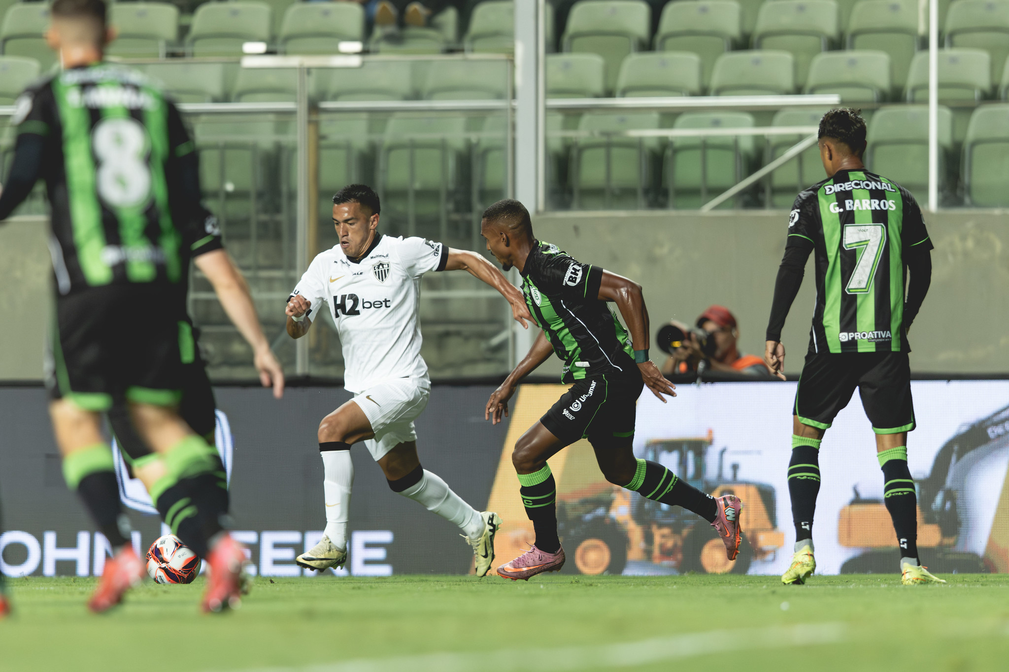 Em clássico brigado, América e Atlético ficam no 1 x 1 pelo Mineiro