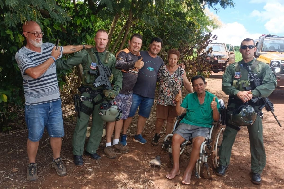 Casal desaparecido é resgatado após 2 dias sem água e comendo manga