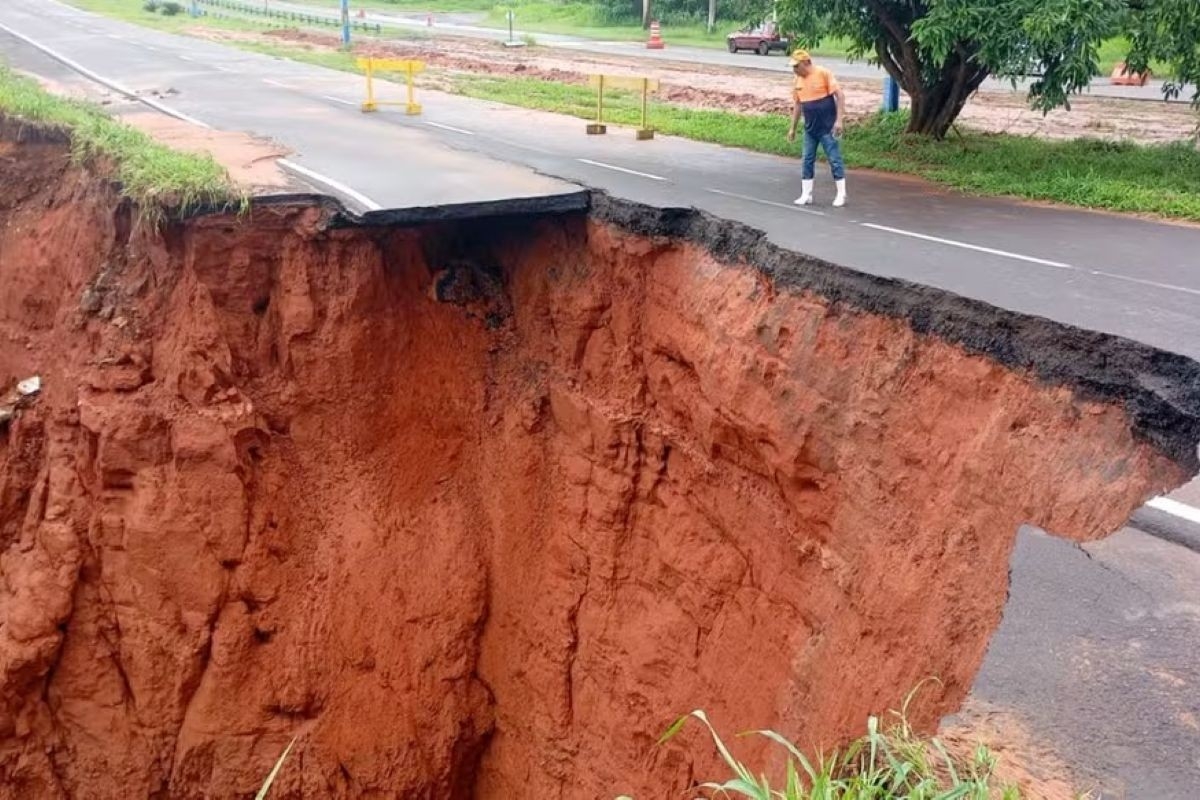 Deslizamento de terra abre cratera e fecha estrada no interior de SP