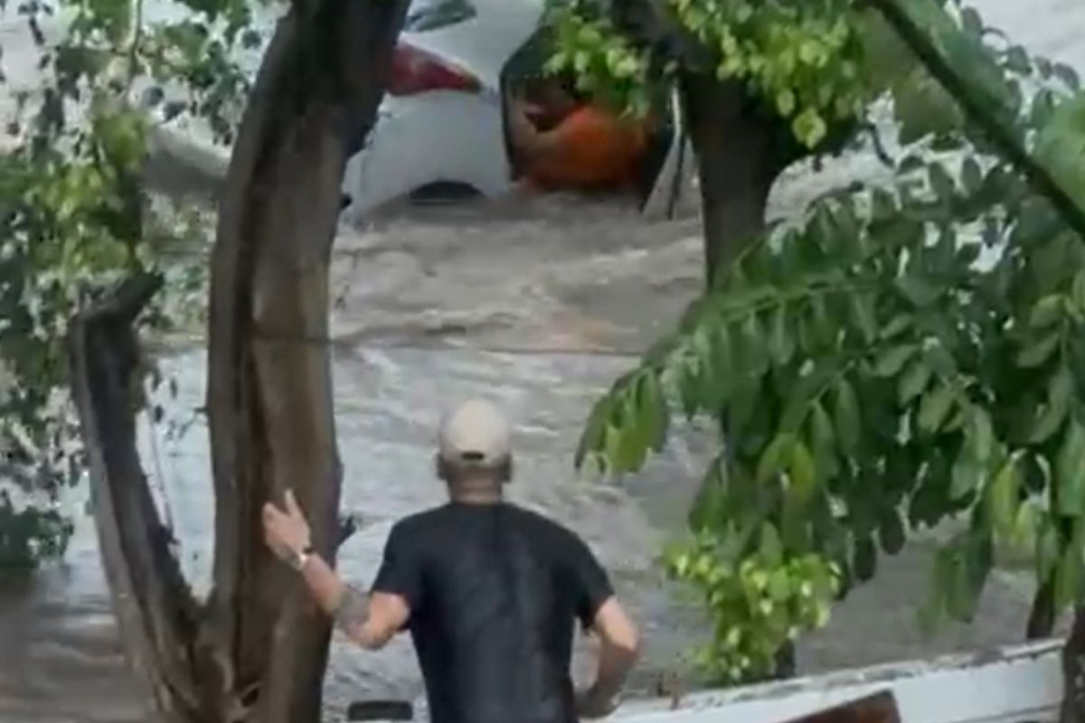 Equipes retomam buscas por casal que teve carro arrastado em enxurrada