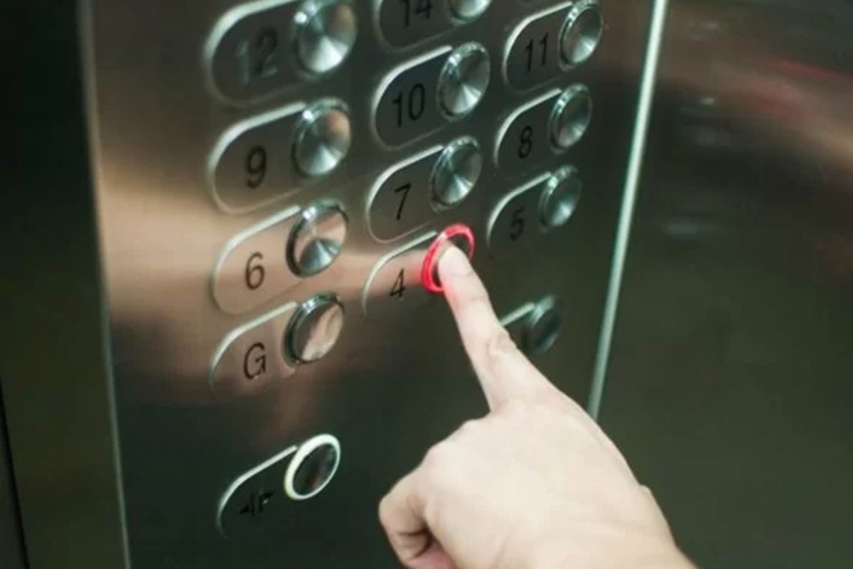 Condomínio onde mãe e filha ficaram presas em elevador é condenado