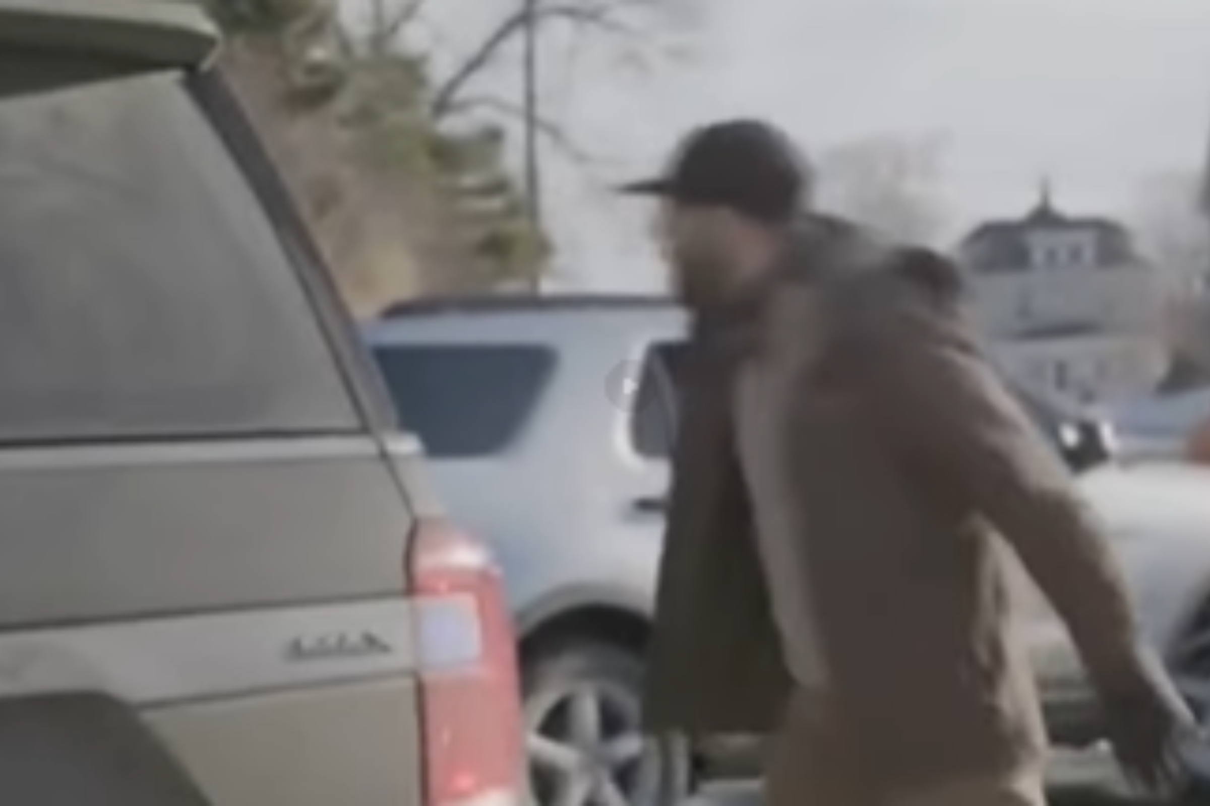 Vídeo mostra enfermeiro em confronto com o ICE dias antes de ser morto