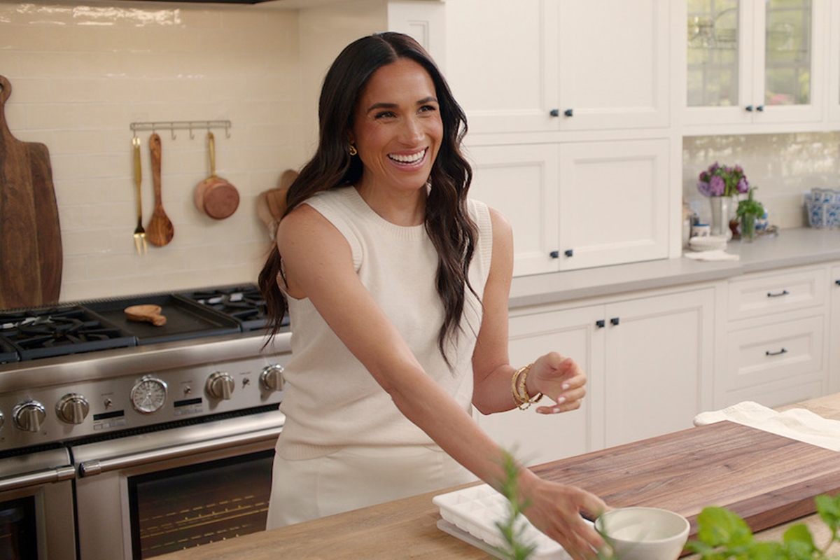 Meghan Markle lança marcador de páginas desenhado por ela mesma; veja