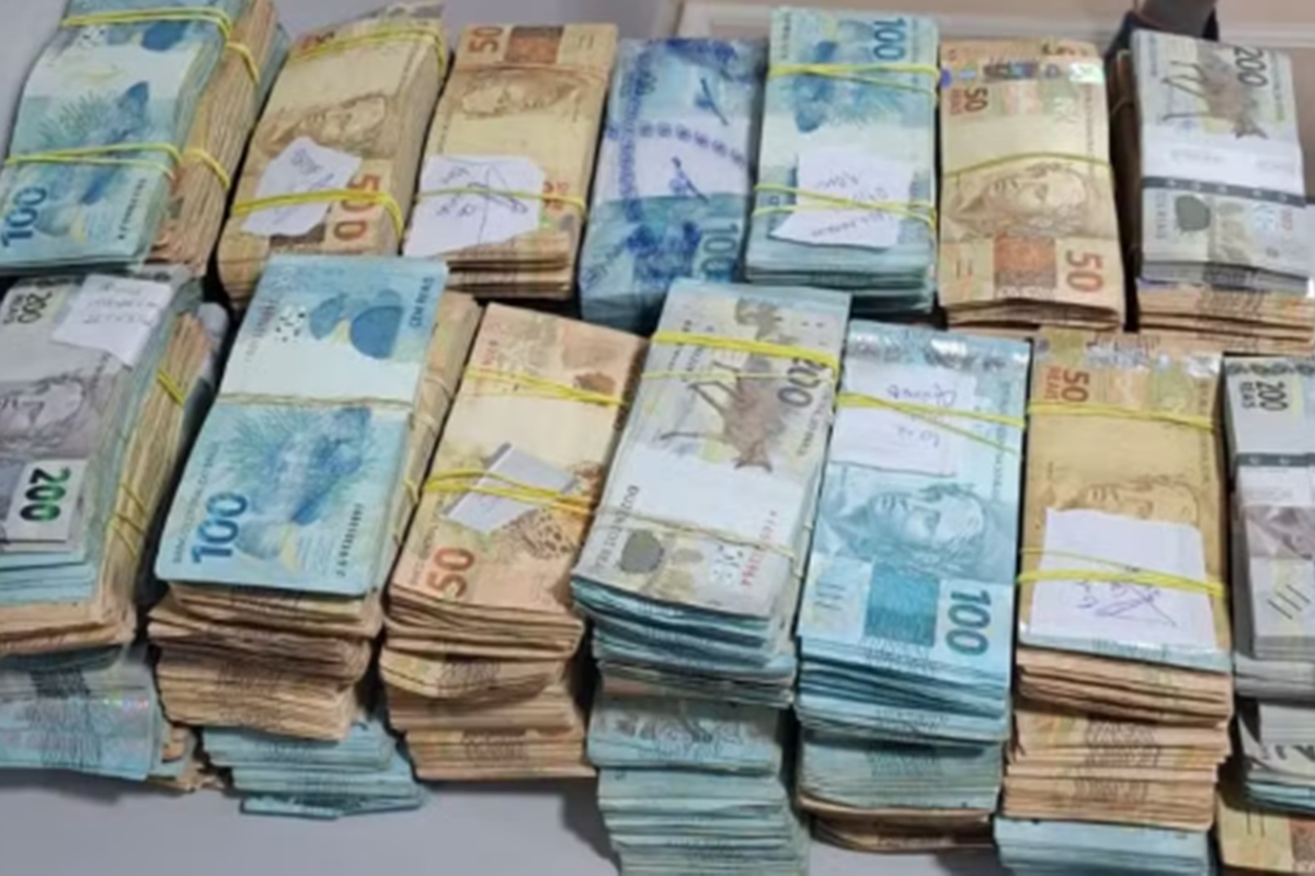 Ameaça contra mulher termina em apreensão de armas e R$ 1,2 milhão