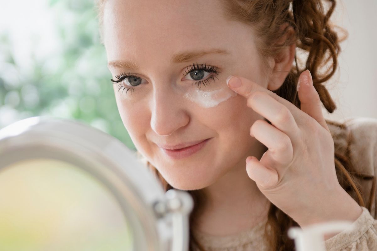 Protetor solar perto dos olhos pode causar problemas, alerta médico