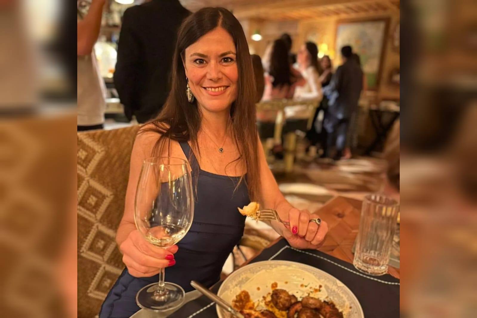 Mulher minimiza sinais do câncer de intestino por excessos nas férias