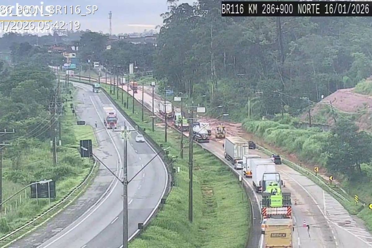Com pista bloqueada, Régis Bittencourt tem 36 km de congestionamento