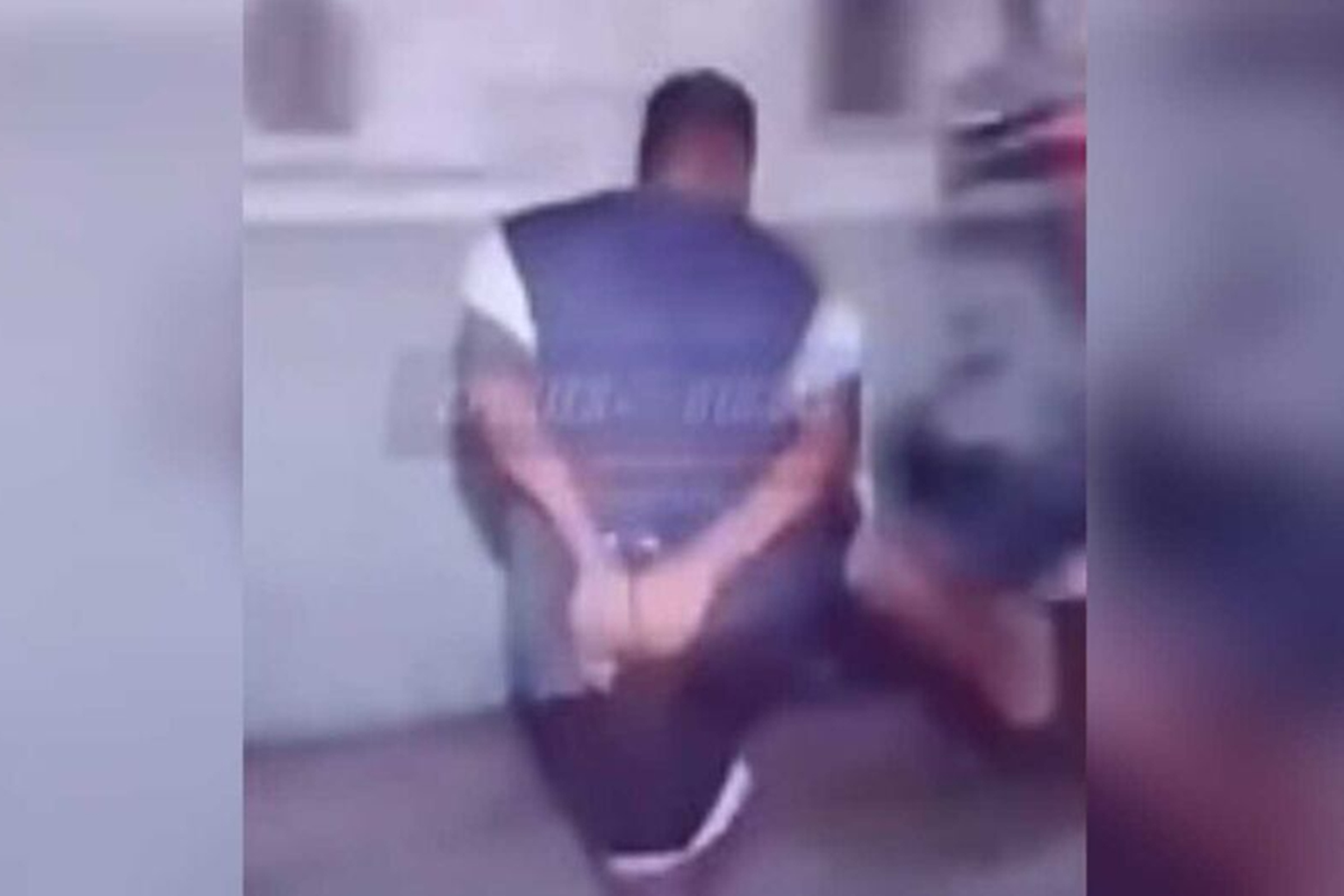 Jornalista é atacado com voadora por bandido algemado. Veja vídeo