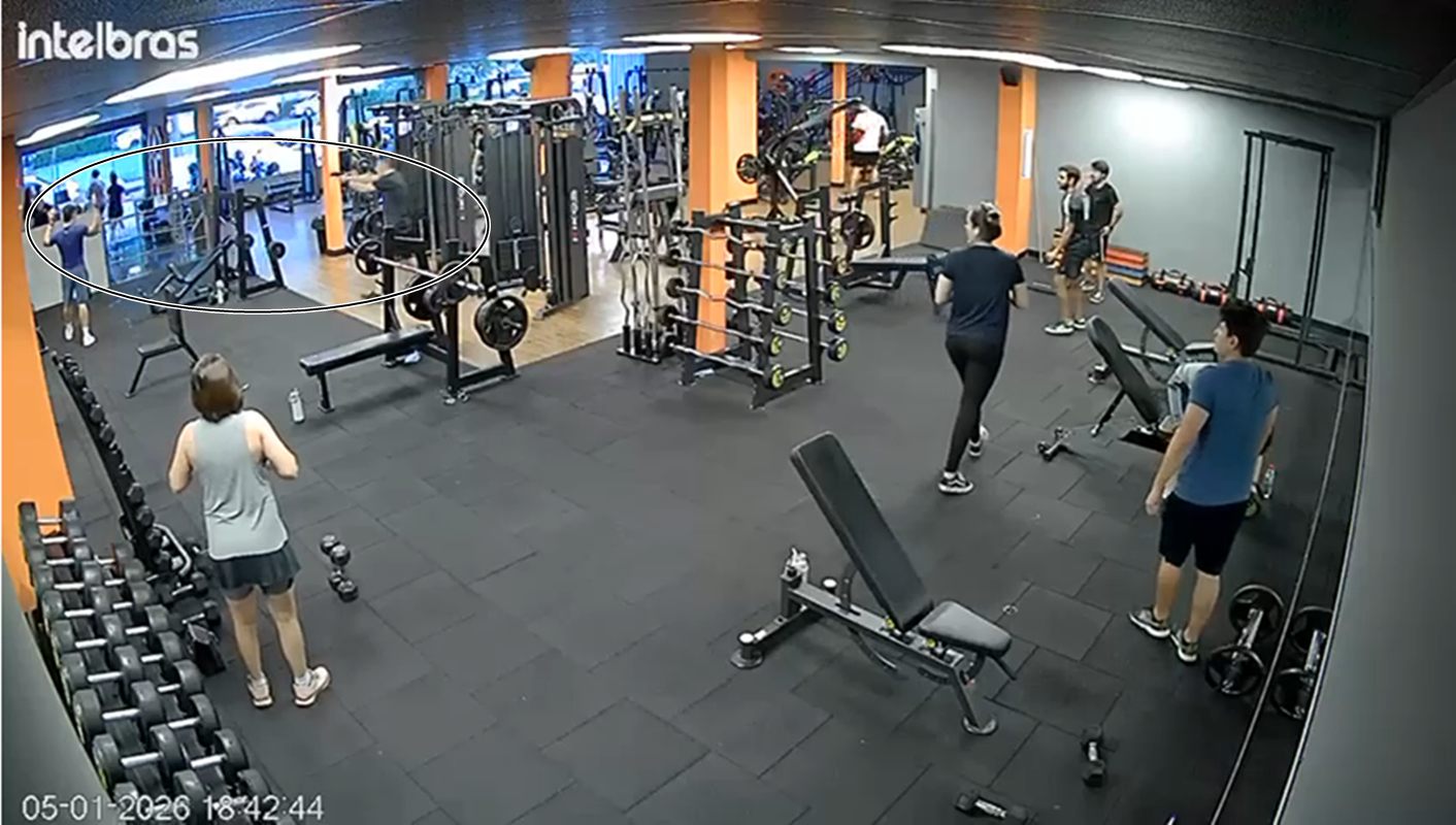 Homem só parou de esfaquear aluno em academia após ser rendido por PM. Veja vídeo