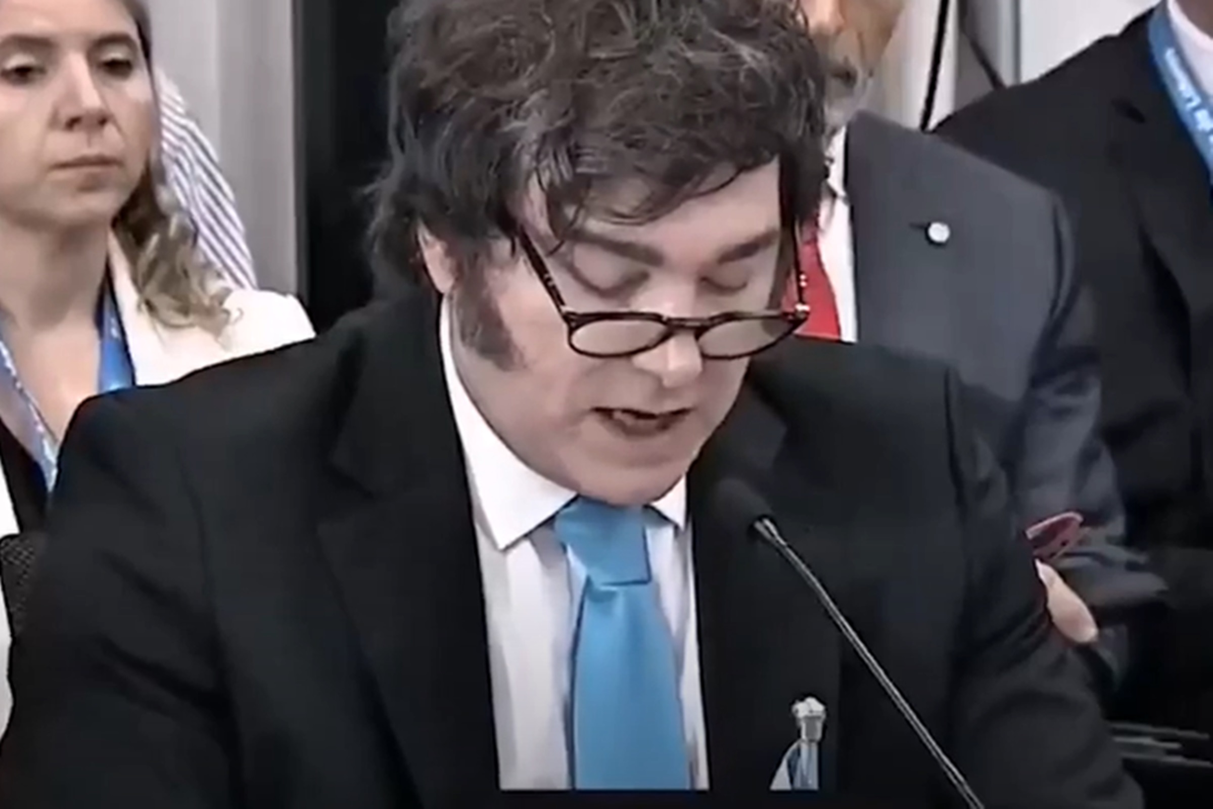 Milei provoca Lula e exibe foto do petista com Maduro