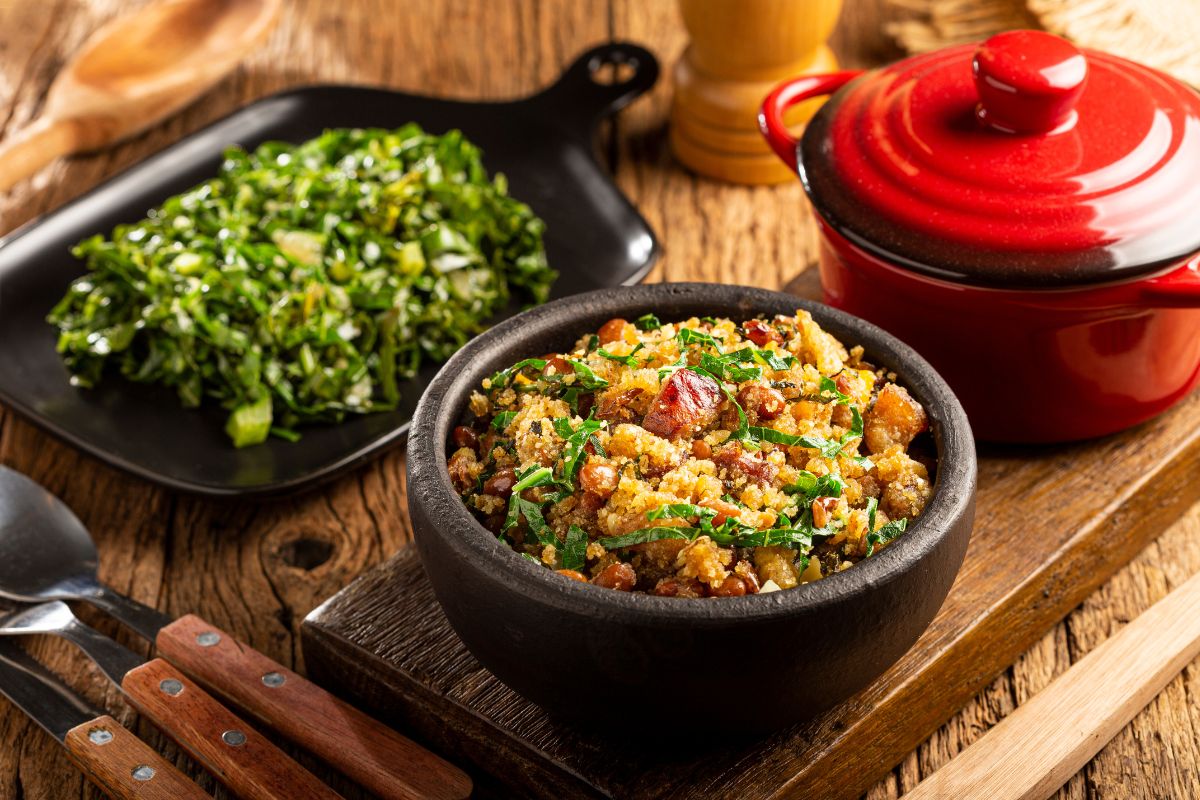 Como fazer feijão tropeiro, eleito um dos melhores pratos do mundo