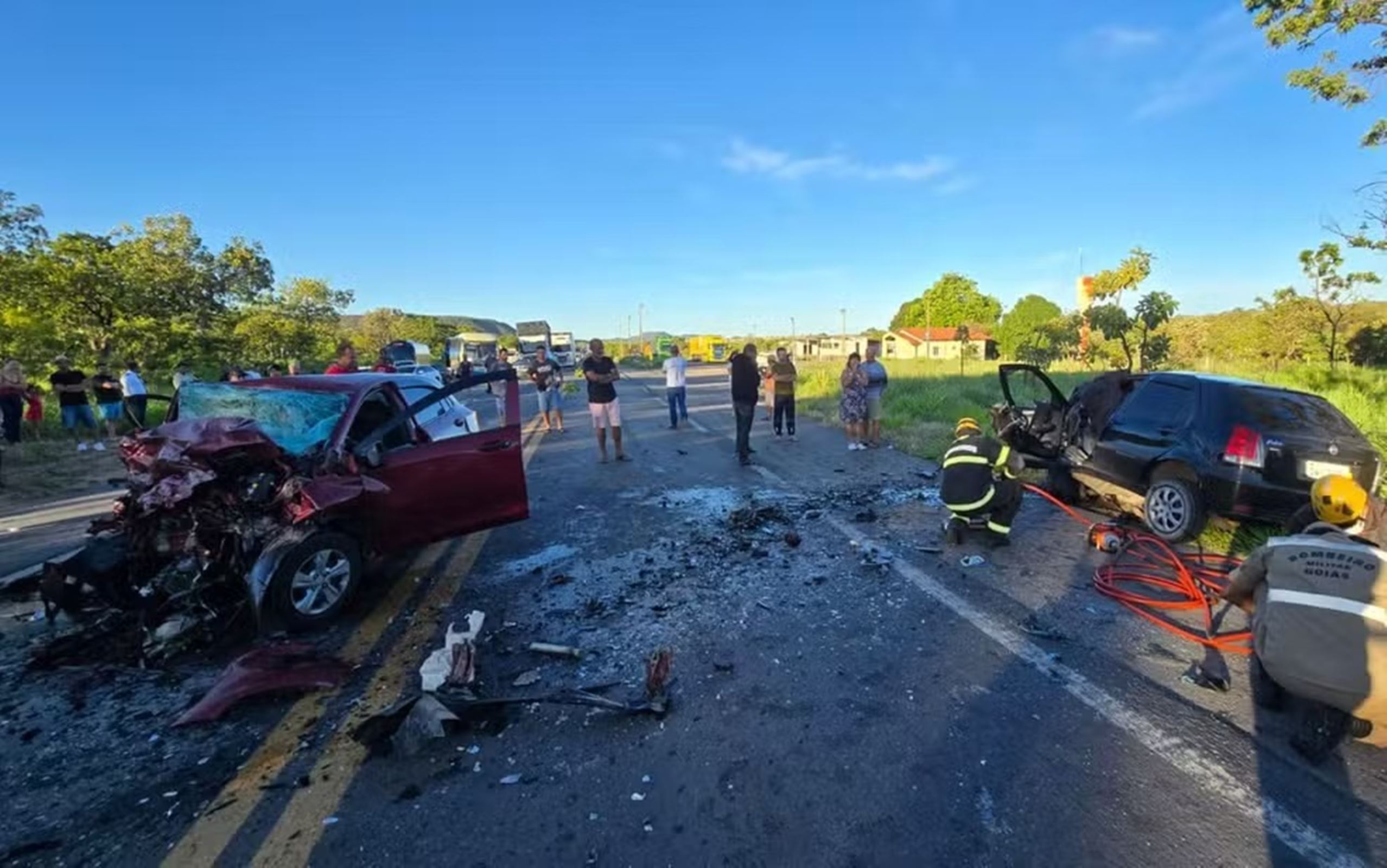 Grave acidente mata jovem e adolescente na BR-020, em Goiás