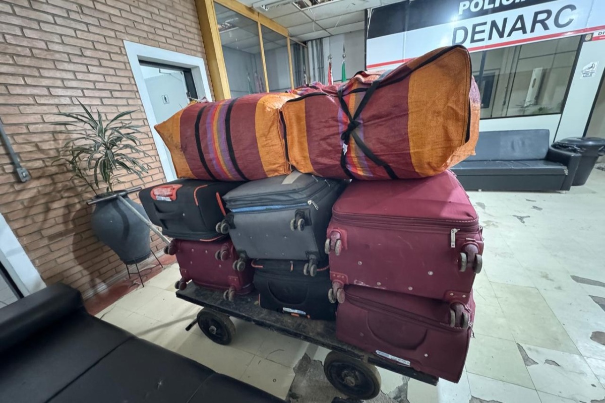 Trio é pego com 400 kg de folhas de coca em ônibus na Marginal Tietê