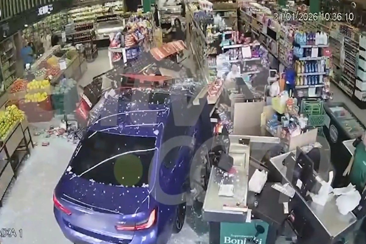 BMW invade mercado e deixa criança e mulher feridas