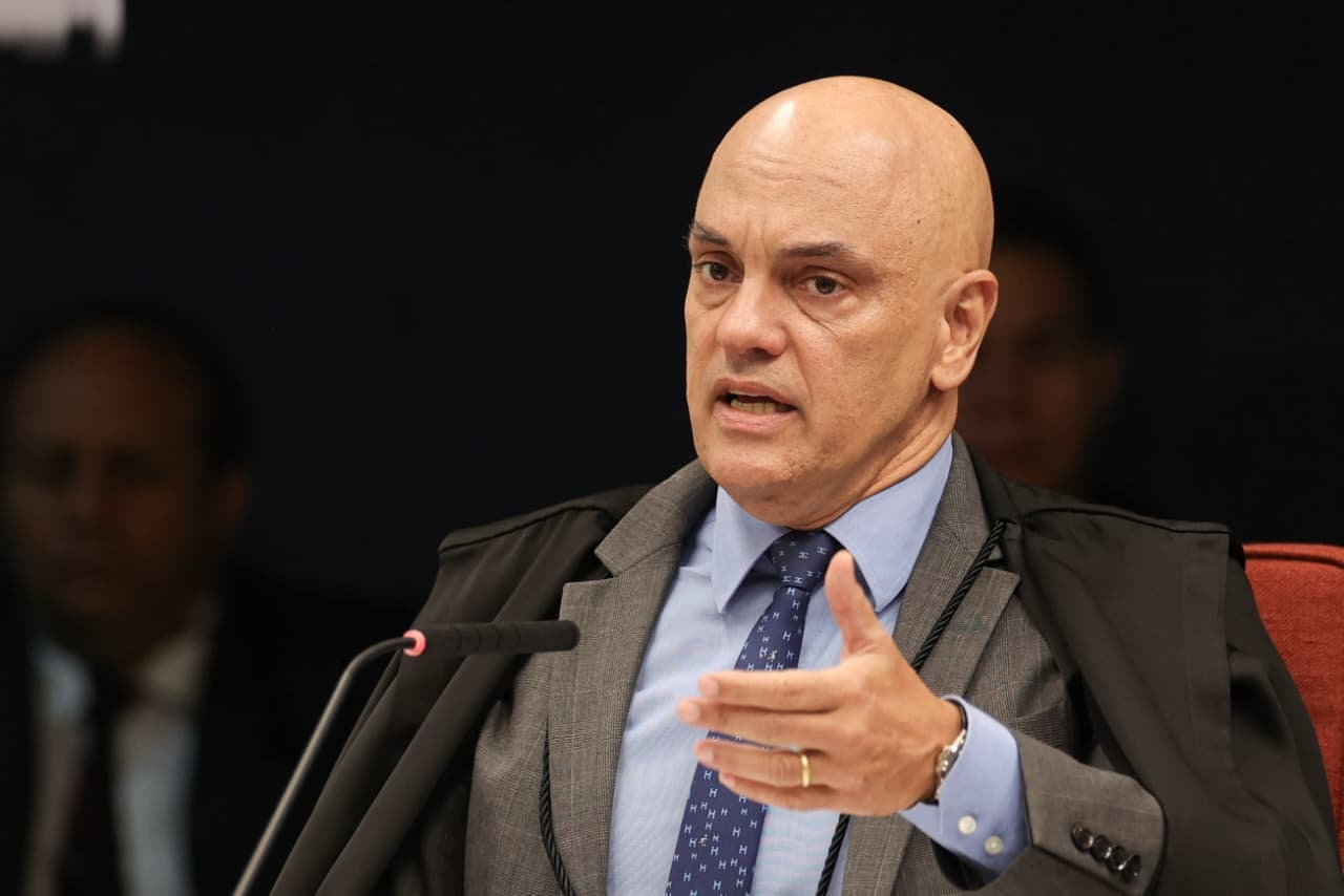Moraes se declara impedido e envia a Gilmar pedido de prisão domiciliar de Bolsonaro