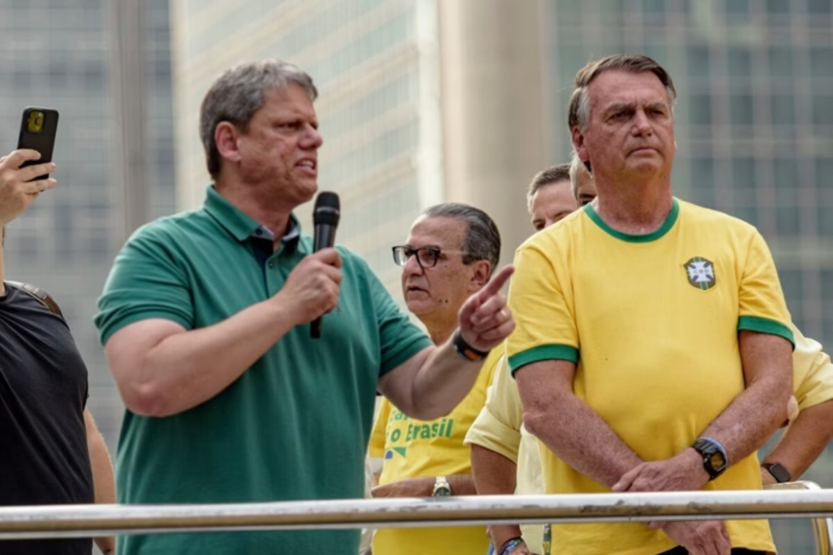 Tarcísio tenta evitar “beijo da morte” ao cancelar visita a Bolsonaro