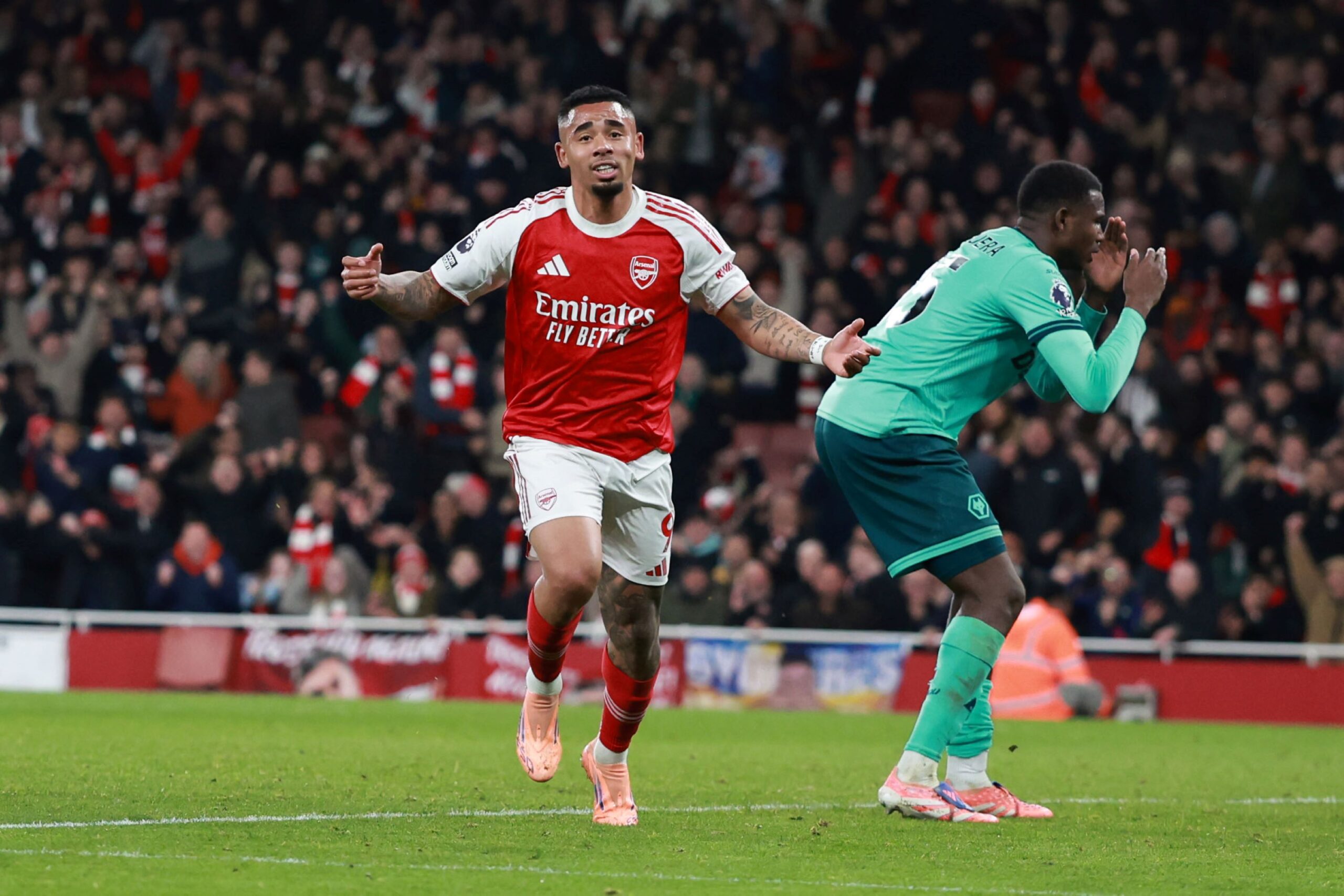 Líder em campo: veja onde assistir Arsenal e Bournemouth