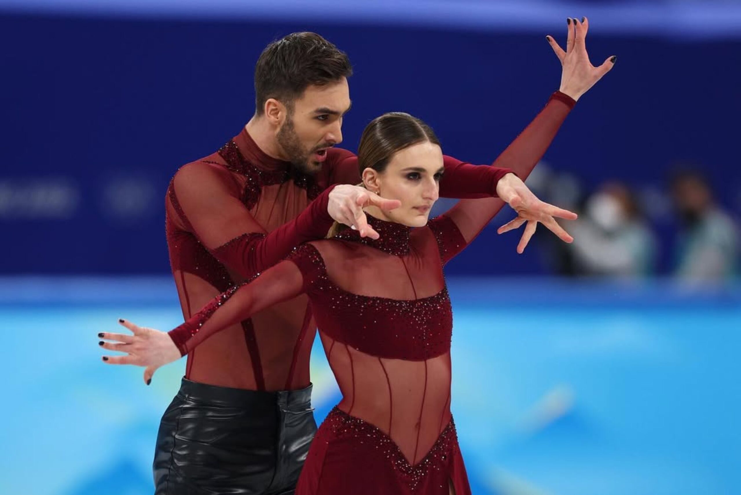 Campeã olímpica revela aborto durante mundial de patinação no gelo