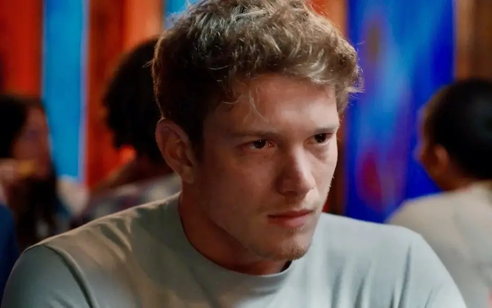 Após fazer amor com Viviane, Leonardo tem atitude comprometedora em Três Graças