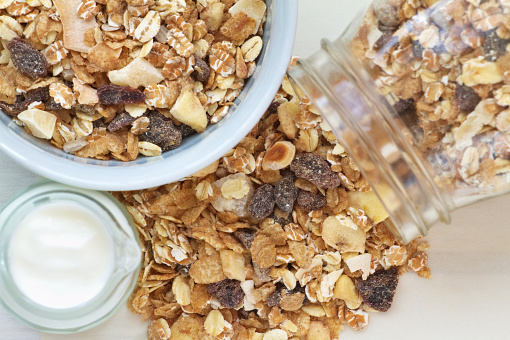 Aprenda a fazer granola caseira com apenas 3 ingredientes