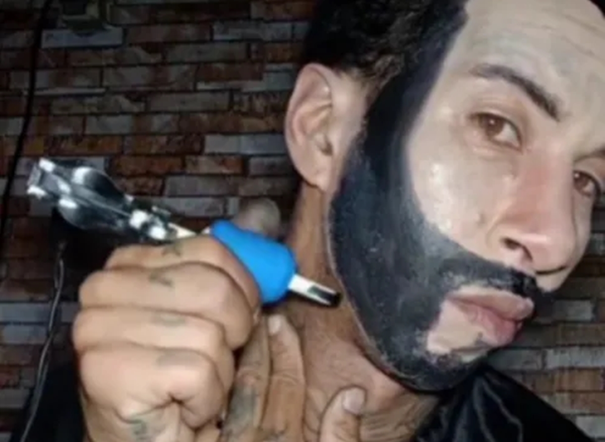 Fã se filma tatuando o próprio rosto para ficar igual a Gusttavo Lima