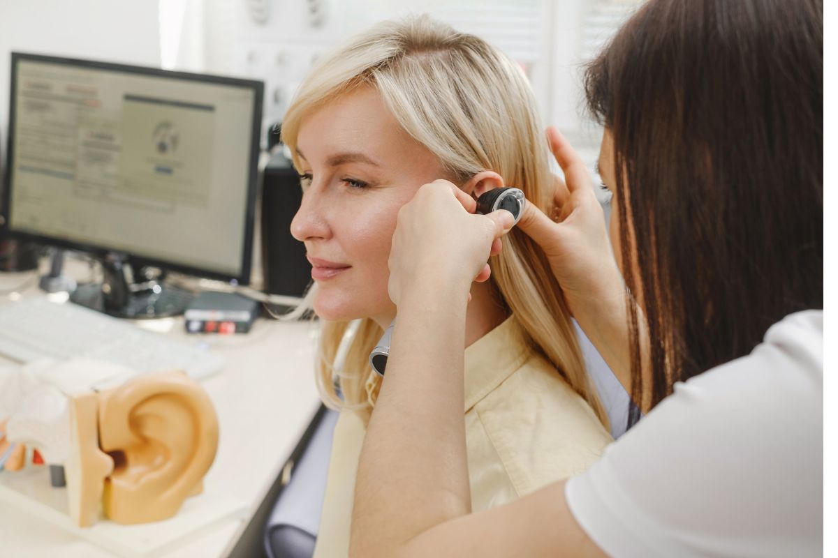 Otorrino aponta 2 sinais sutis que podem indicar problemas de audição