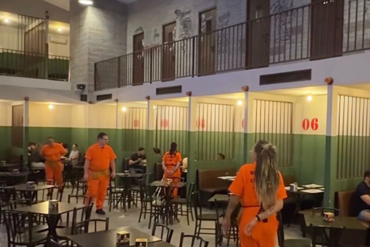 Hamburgueria em SP com o tema “presídio” é detonada nas redes