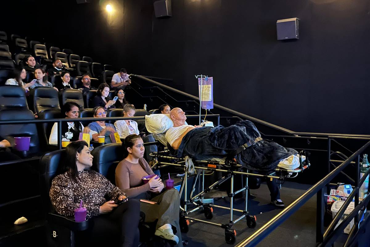 Médico internado há quase um ano ganha sessão de cinema com a família